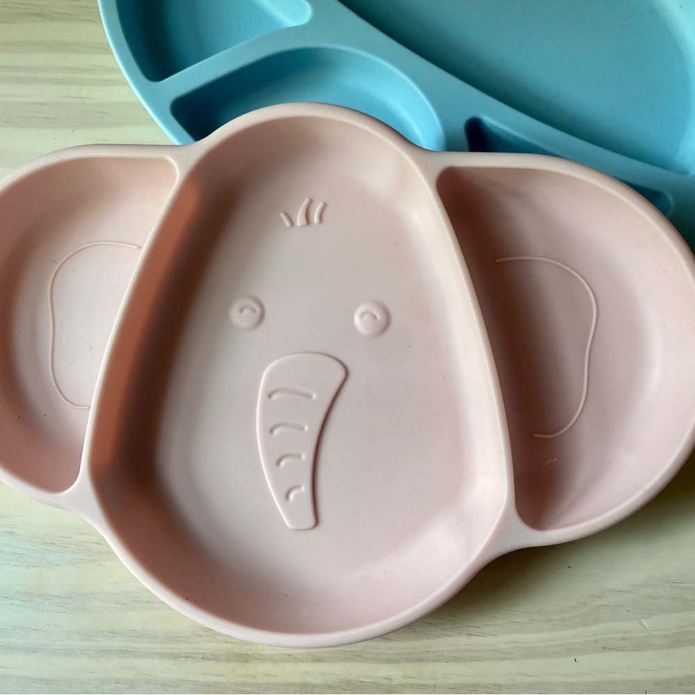 2 silicone baby plates with compartments.